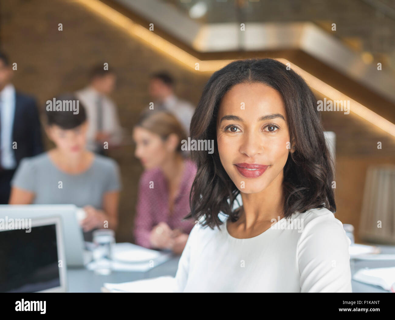 Porträt zuversichtlich Geschäftsfrau im Büro Stockfoto