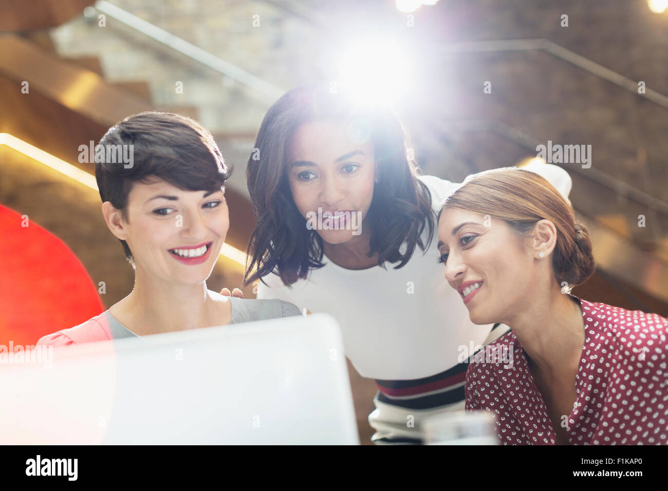 Unternehmerinnen mit Laptop im Büro Stockfoto