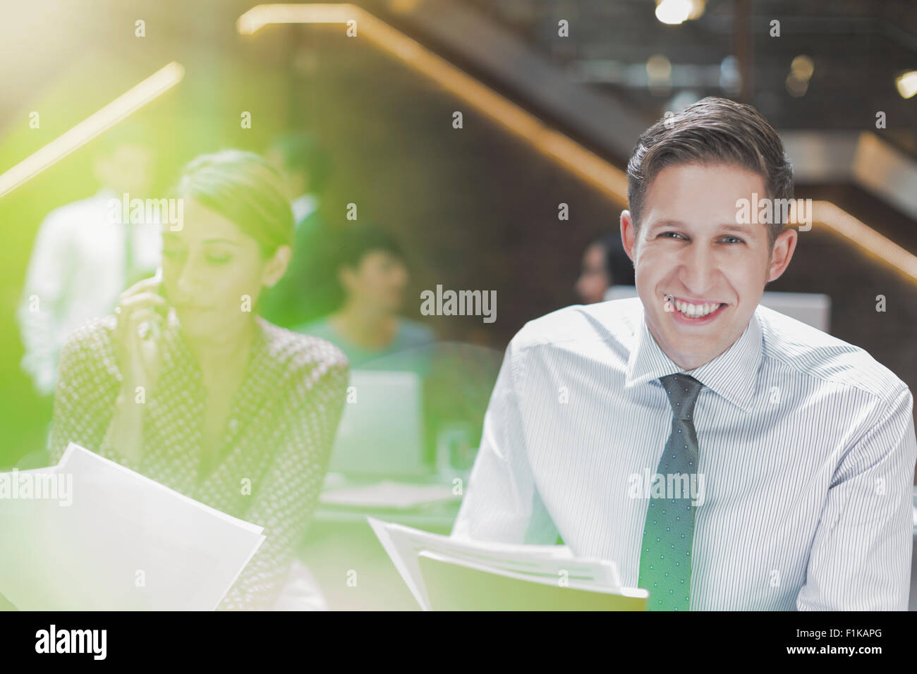 Porträt lächelnd Geschäftsmann im Büro Stockfoto