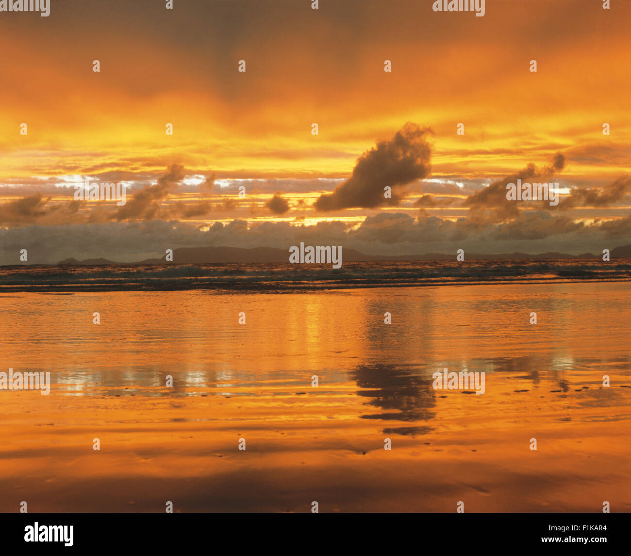 Reflexion der Sonnenuntergang am Strand. Am Strand, Western Cape, Südafrika, Afrika Stockfoto