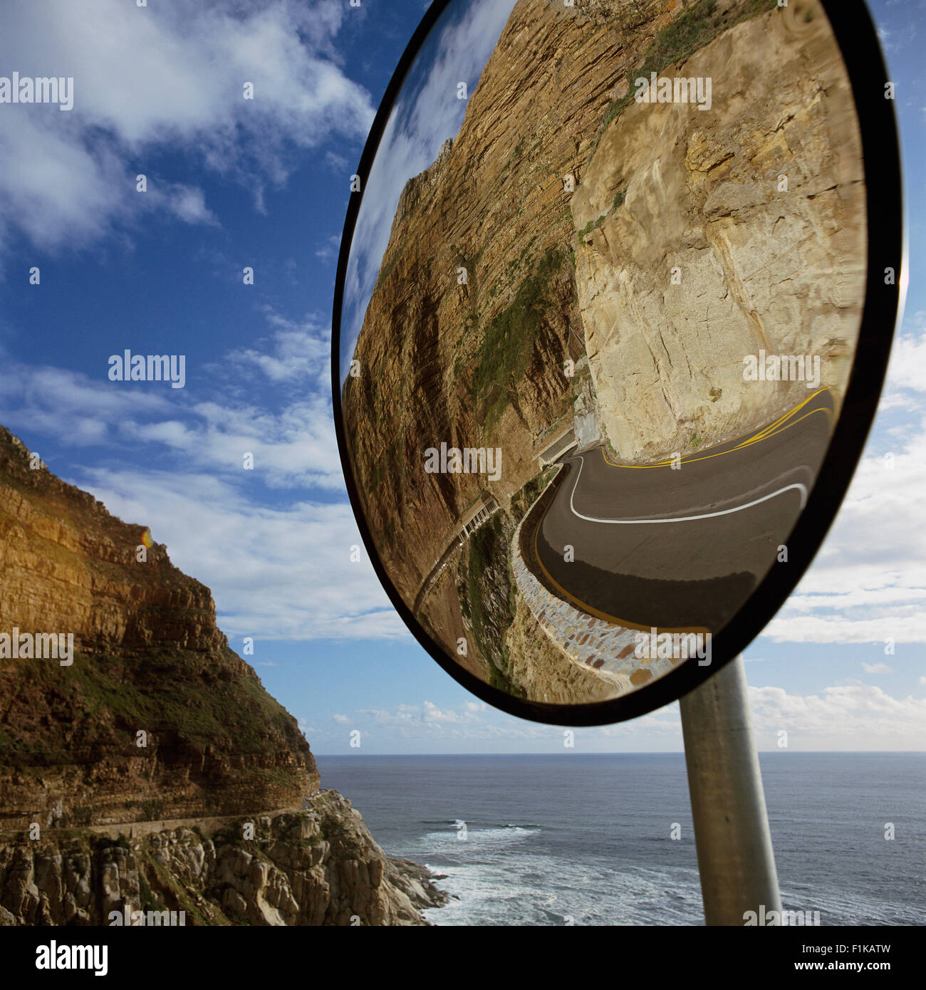 Spiegel Reflexion Road, Chapmans Peak Drive, Hout Bay, Kapstadt, Westkap, Südafrika Stockfoto
