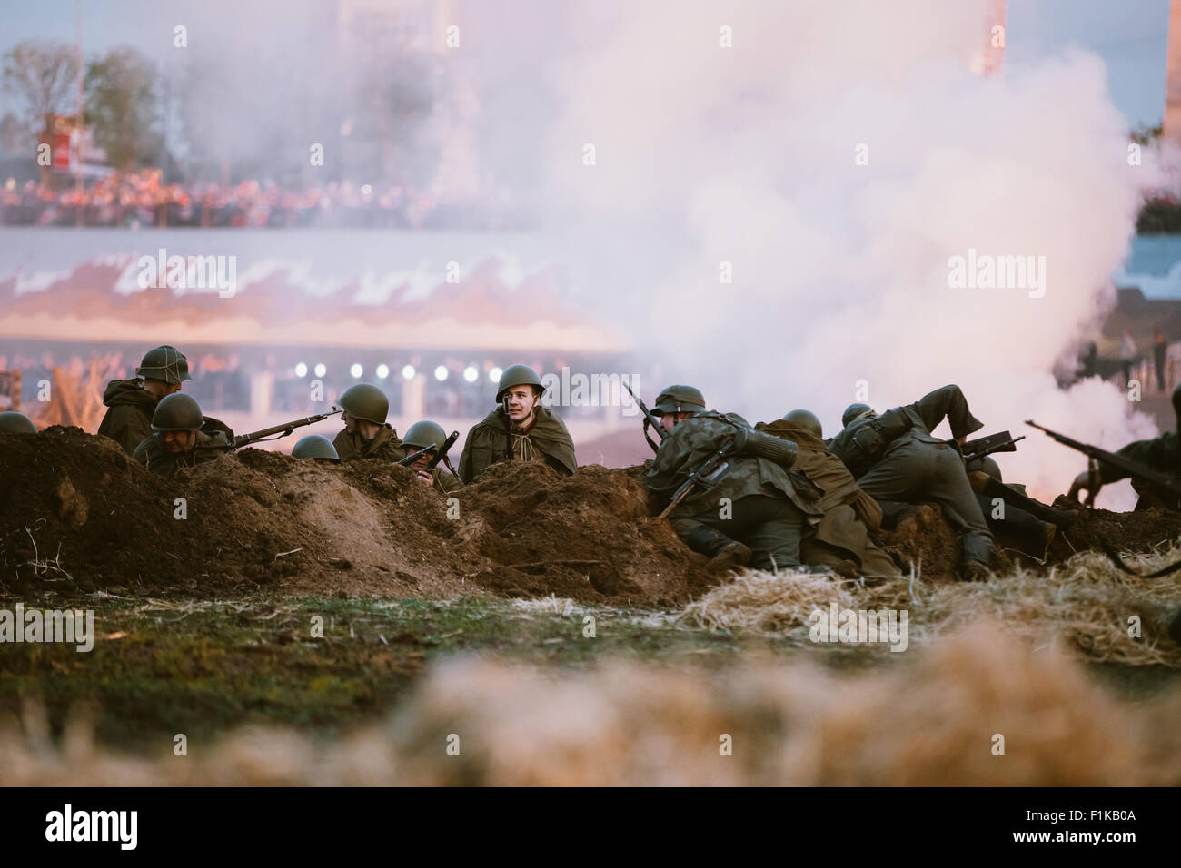 MOGILEV, Weißrussland - 8. Mai 2015: Rekonstruktion der Schlacht während Veranstaltungen zum 70. Jahrestag des Sieges von der Sov Stockfoto