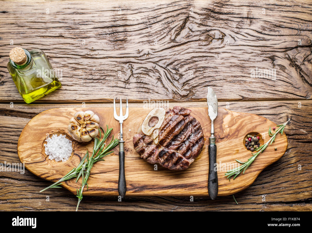 Rohes Rindfleisch Steaks mit Gewürzen auf einem Holzbrett. Stockfoto