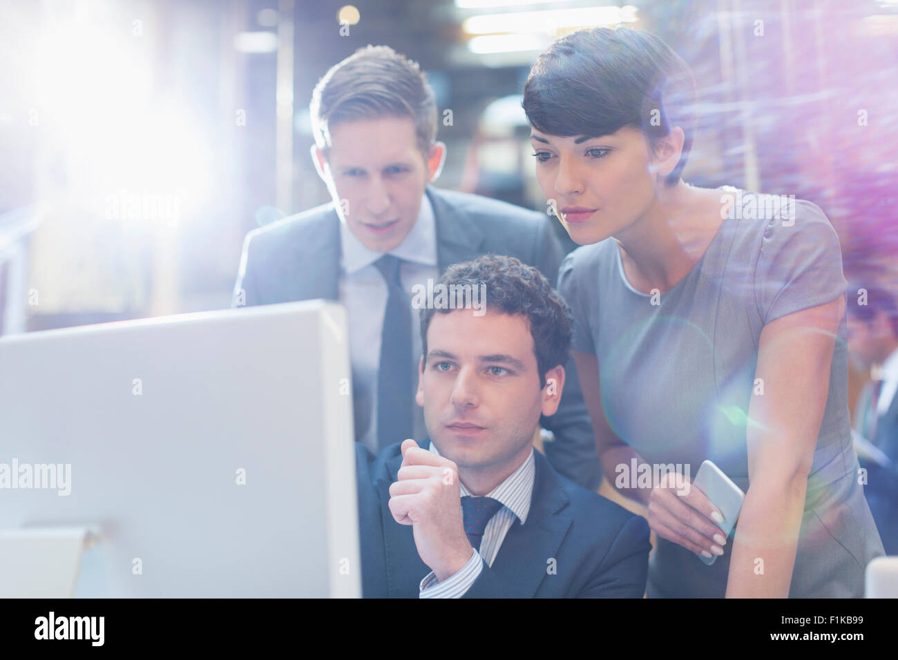 Konzentrierte sich Geschäftsleute arbeiten am Computer im Büro Stockfoto