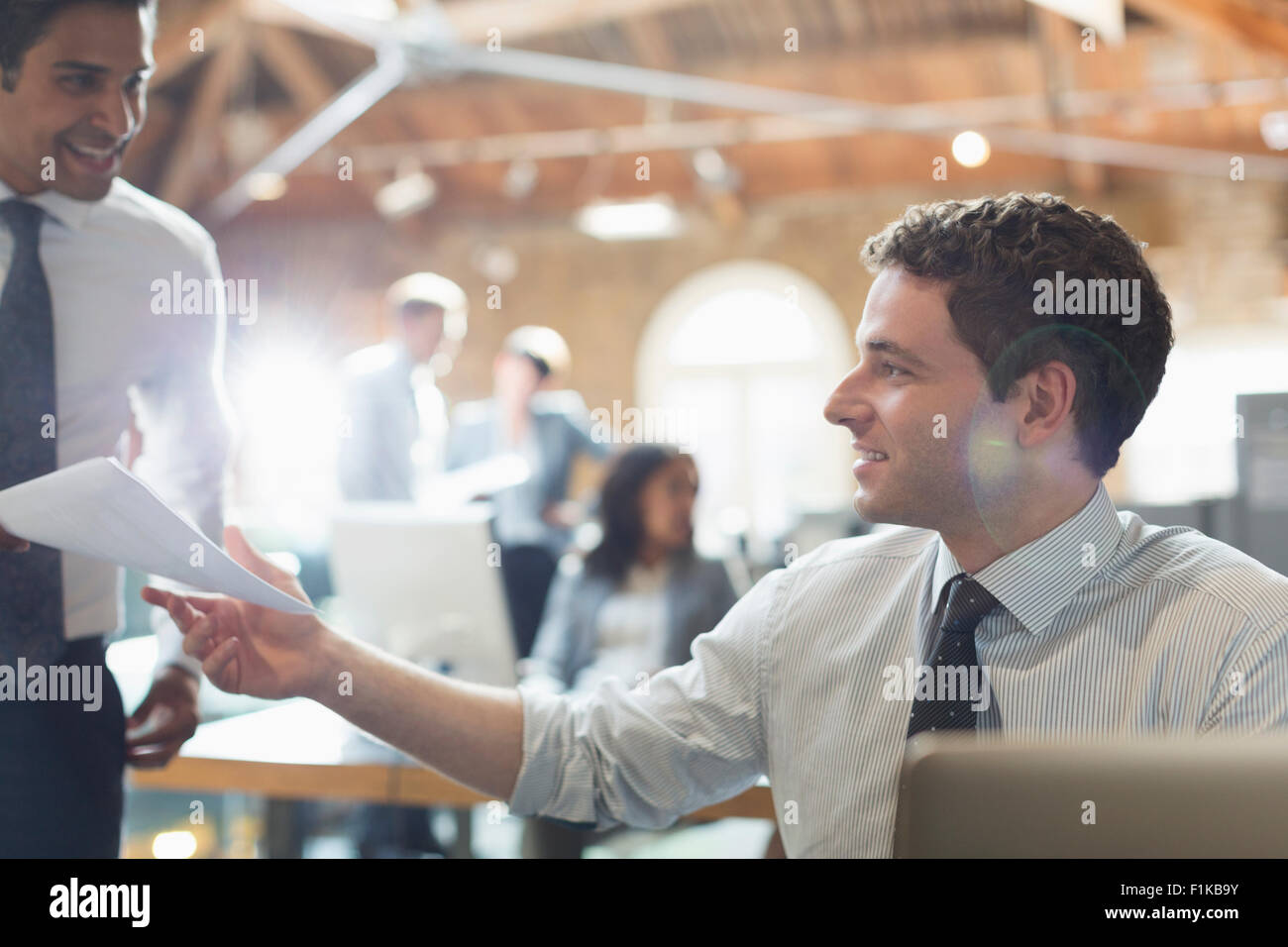 Geschäftsleute mit Papierkram im Büro Stockfoto