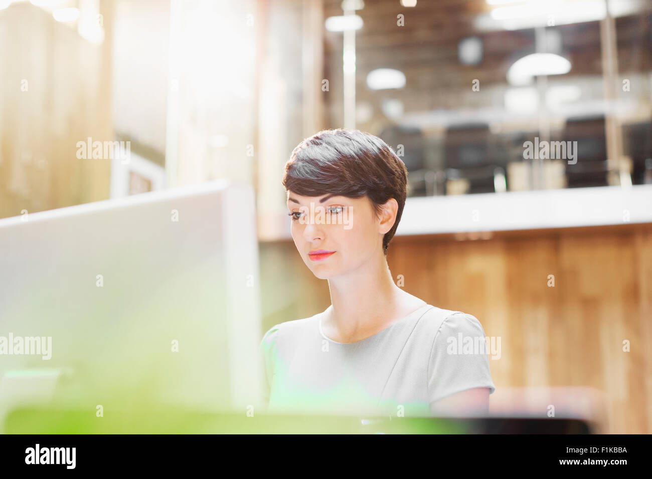 Geschäftsfrau, die Arbeiten am Computer im Büro Stockfoto