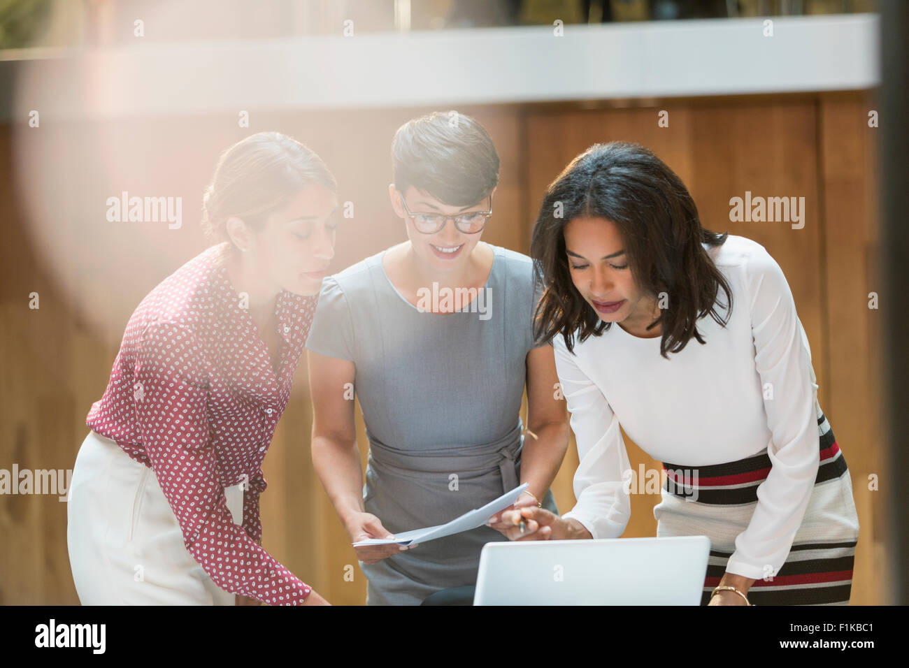 Geschäftsfrauen, die Arbeiten am Laptop im Büro Stockfoto