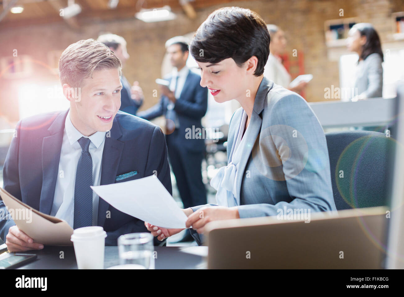 Business-Leute diskutieren Papierkram im Büro Stockfoto