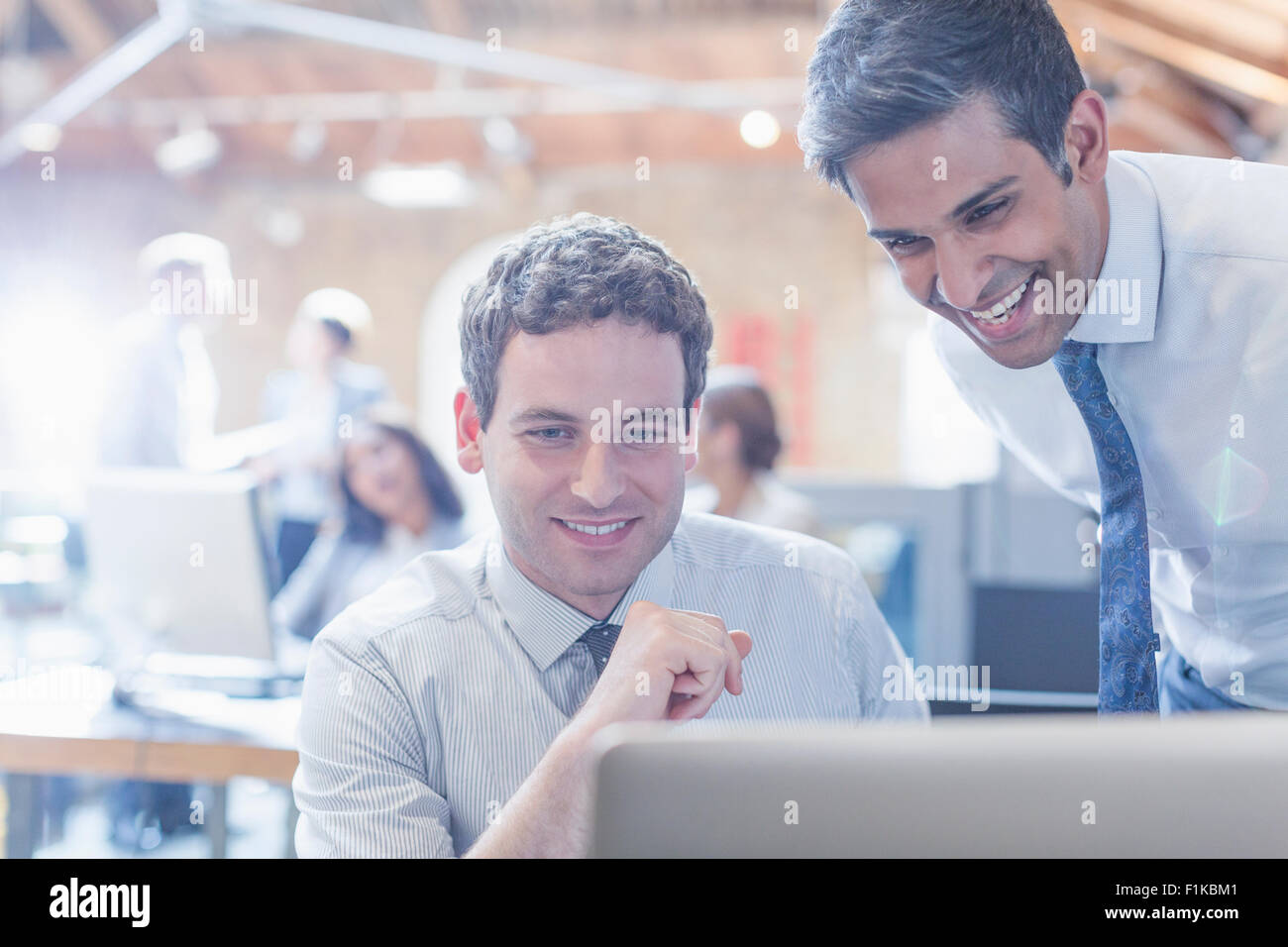 Geschäftsleute, die Arbeiten am Laptop im Büro Stockfoto