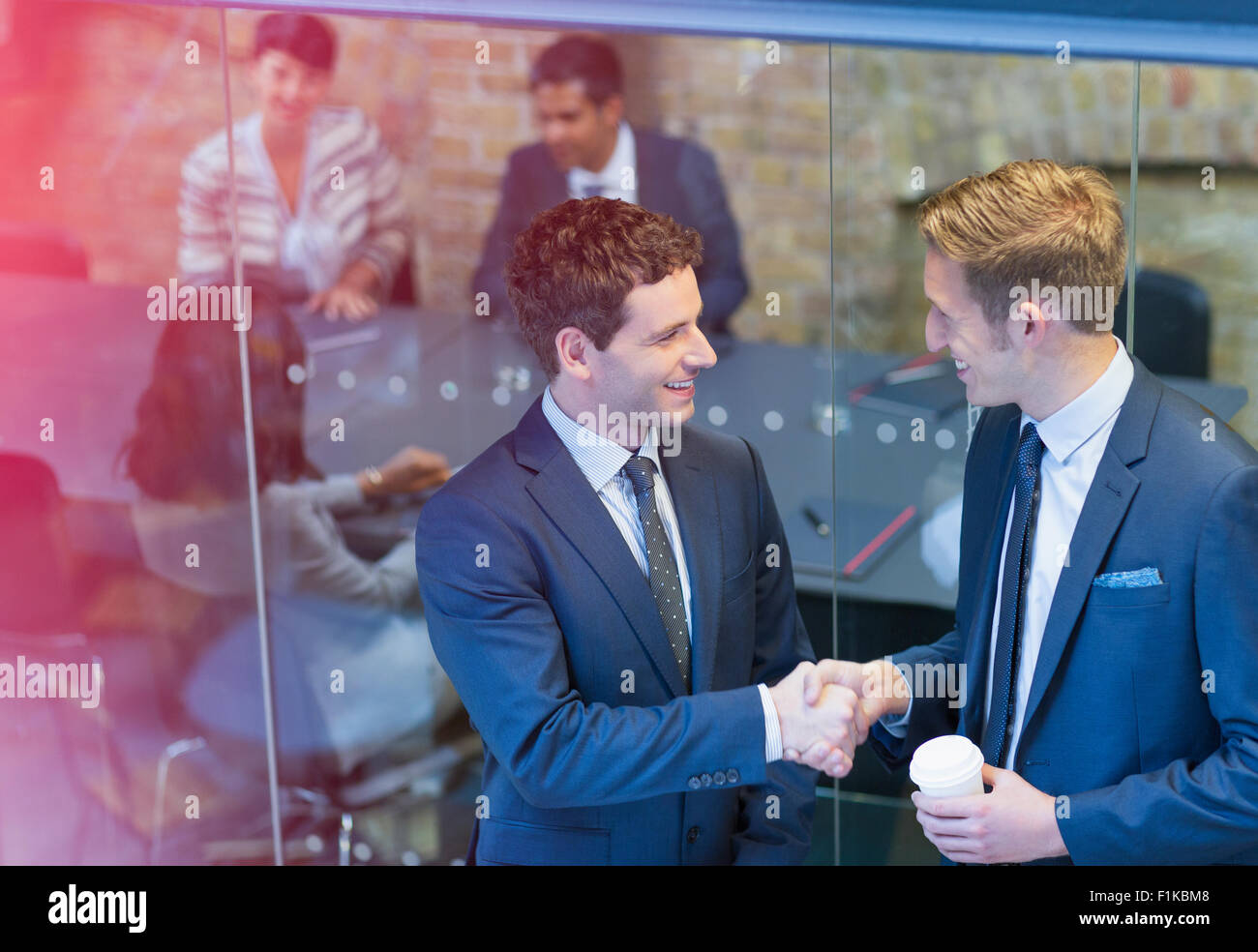 Unternehmer-Handshaking außerhalb Zimmer Tagung Stockfoto