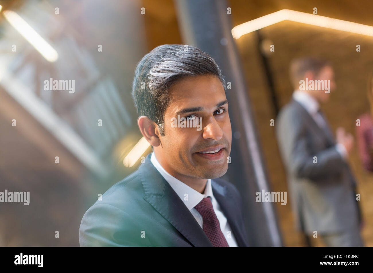 Porträt lächelnd Geschäftsmann im Büro Stockfoto