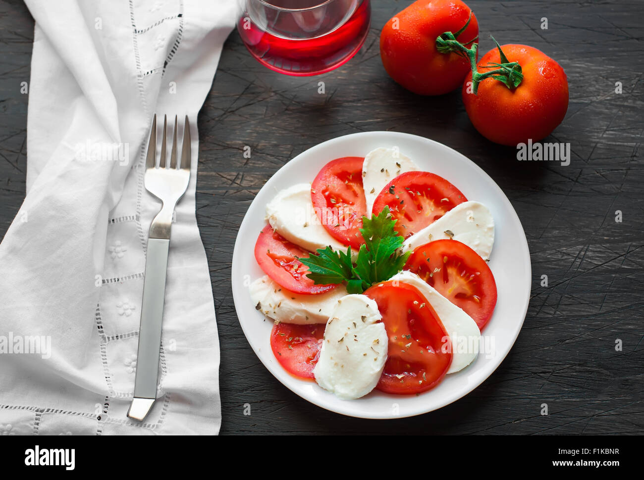 Salat Mozzarella mit Tomaten auf einem hölzernen Hintergrund Stockfoto