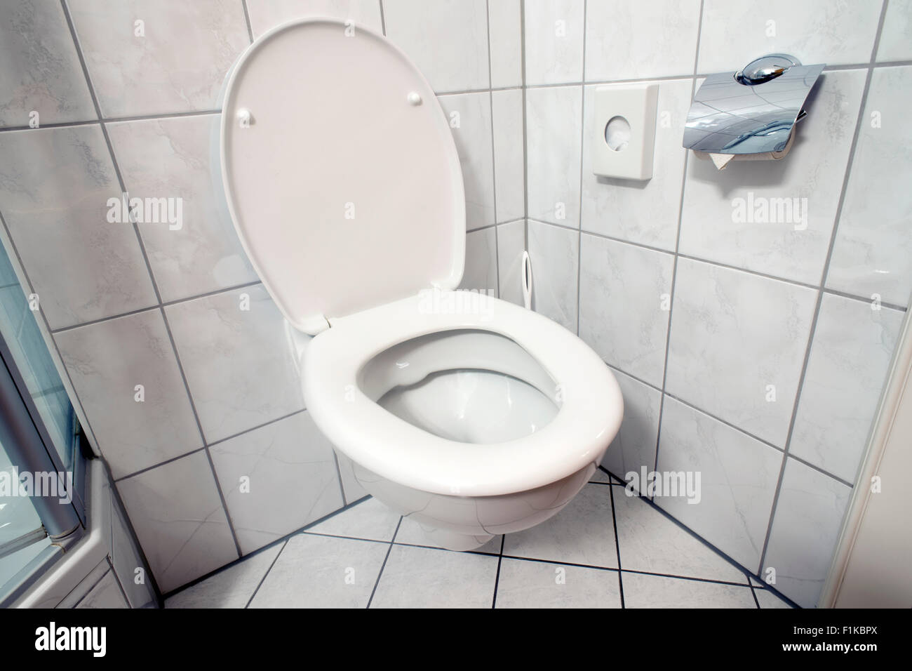 saubere Toilette Raumecke mit offenen Sitzbezug Stockfoto