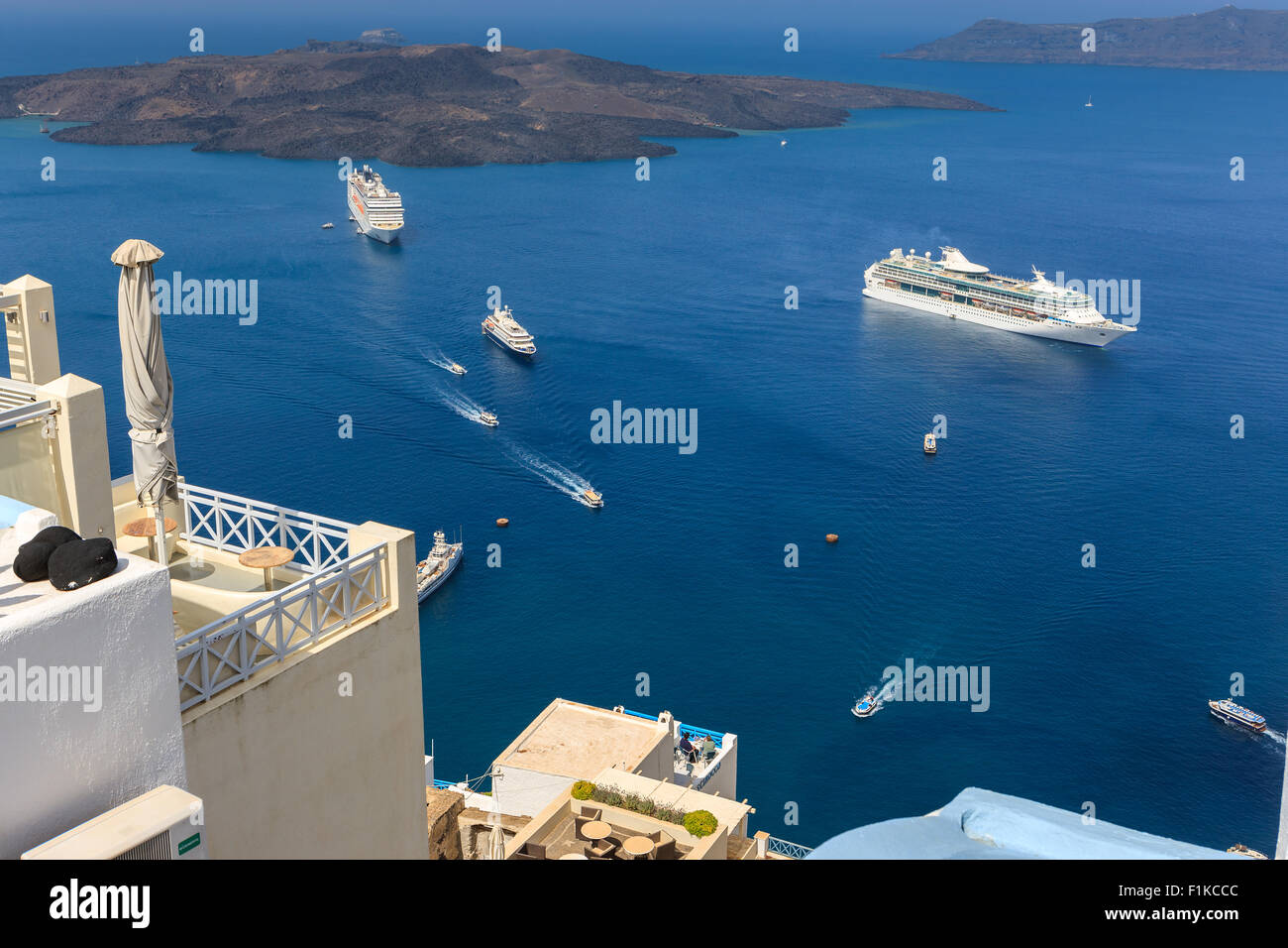 Kreuzfahrt-Schiffe in der Nähe von Santorini, einer der Kykladen im Ägäischen Meer, Griechenland. Stockfoto