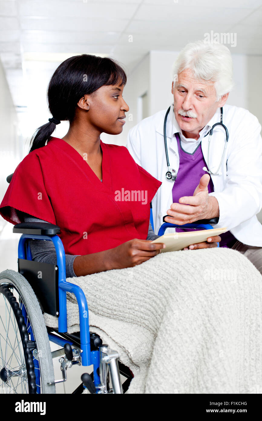 Internist Was Ist Das Für Ein Arzt Ist ein patient der mann und die frau -Fotos und -Bildmaterial in hoher