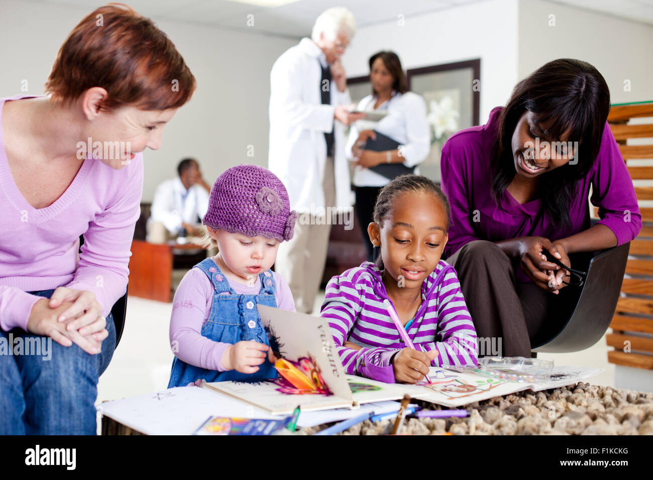 Zwei Familien im Wartezimmer Stockfoto