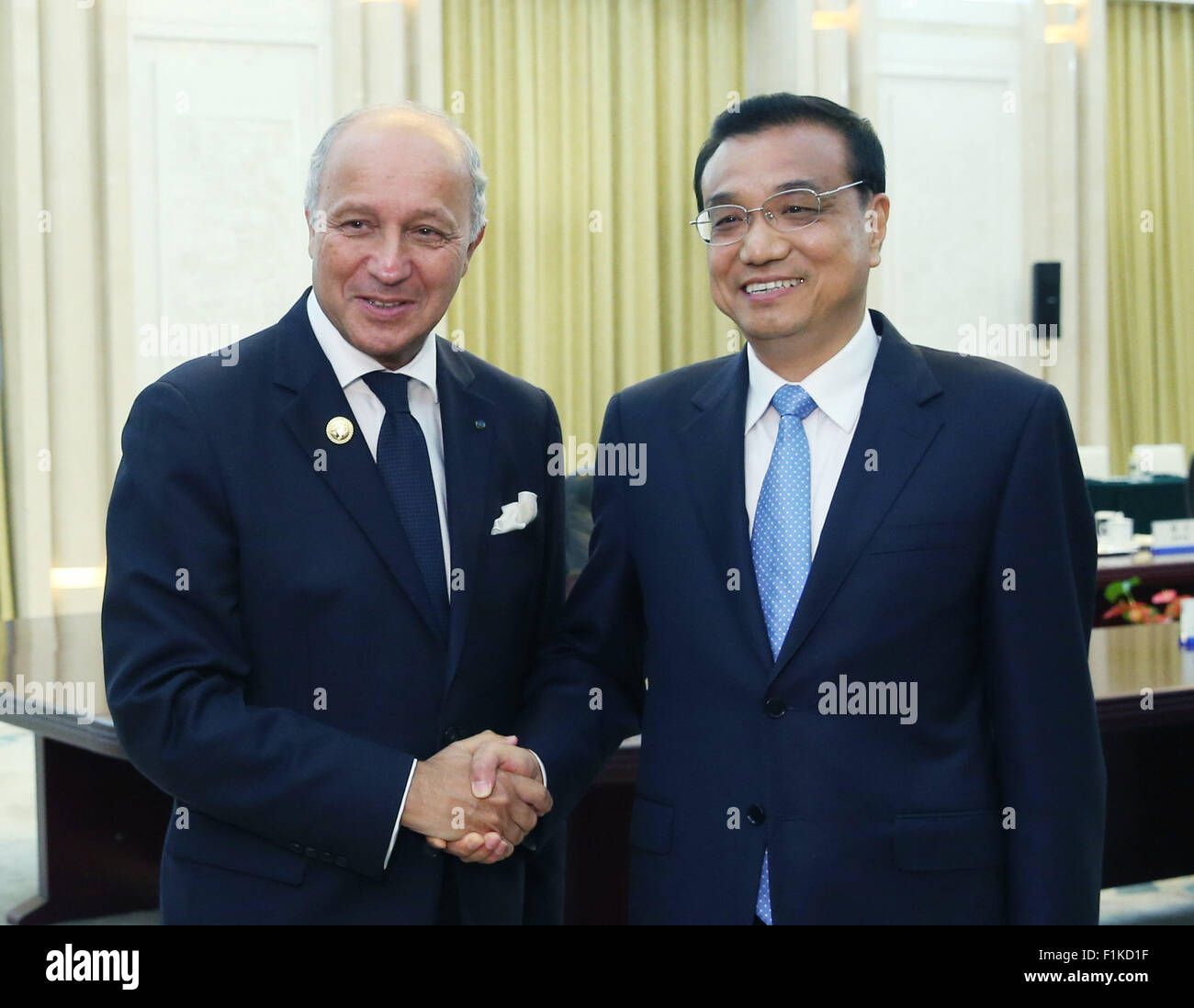 Peking, China. 3. Sep 2015. Chinese Premier Li Keqiang (R) trifft sich mit Laurent Fabius, Vertreter der Regierung und der Außenminister von Frankreich, in Peking, Hauptstadt von China, 3. September 2015. Bildnachweis: Yao Dawei/Xinhua/Alamy Live-Nachrichten Stockfoto