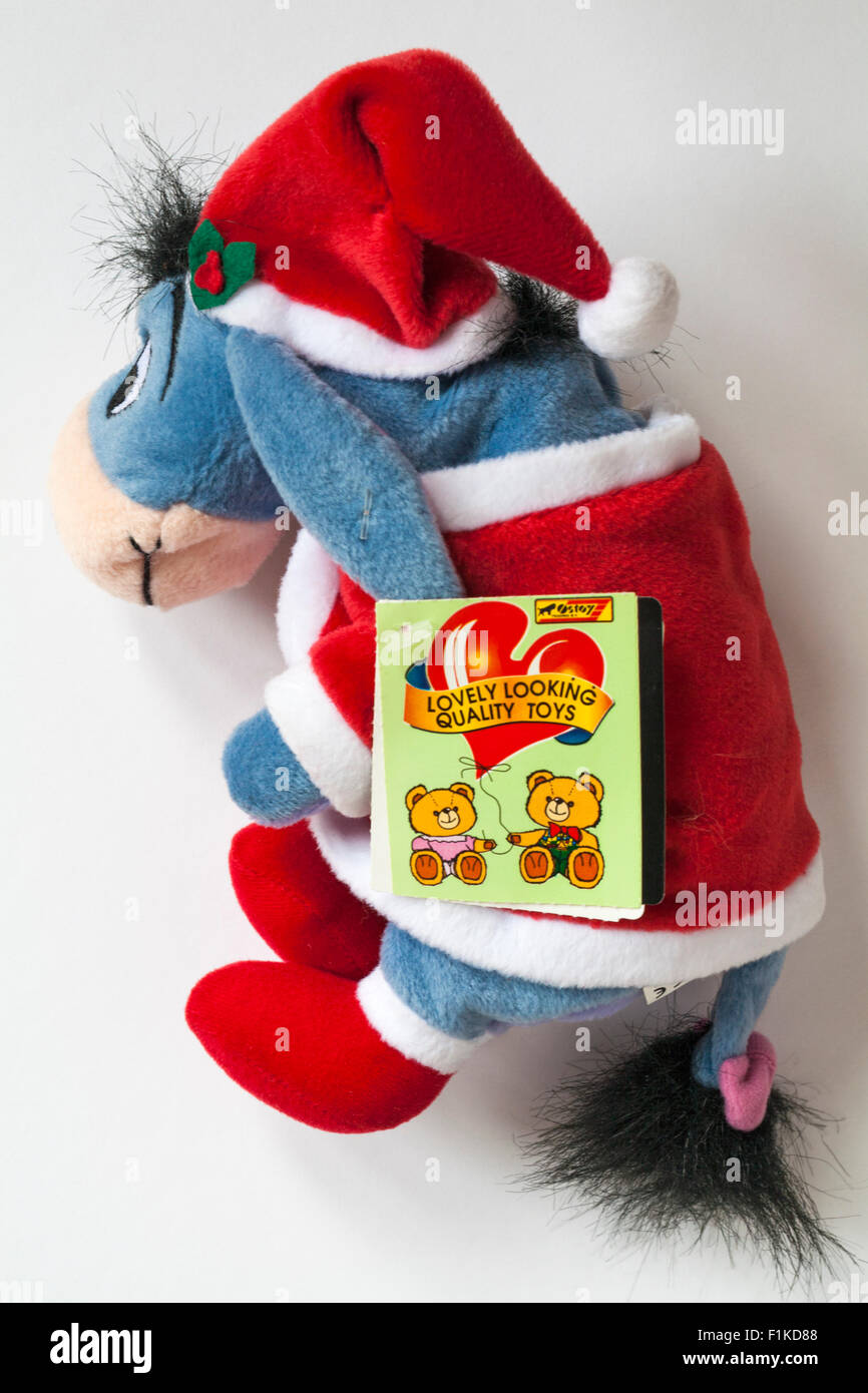 Xmas Santa Eeyore tragen Plünderung stellt weichen Kuscheltier von Winnie The Pooh isoliert auf weißem Hintergrund Stockfoto