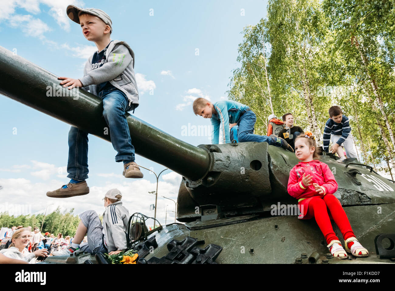 SVIETLAHORSK, BELARUS - 21. Juni 2014: Kinder klettern auf sowjetische Panzer aus dem zweiten Weltkrieg während der Feier Veranstaltungen zum 70 Stockfoto