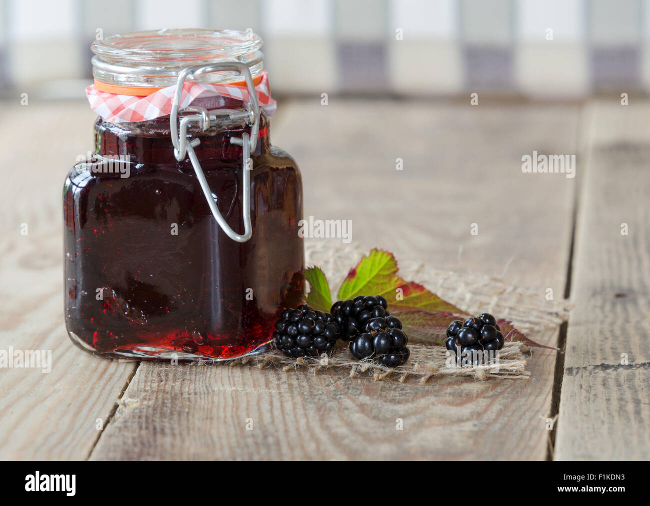 Hausgemachte Blackberry Marmelade auf einem rustikalen hölzernen Hintergrund Stockfoto