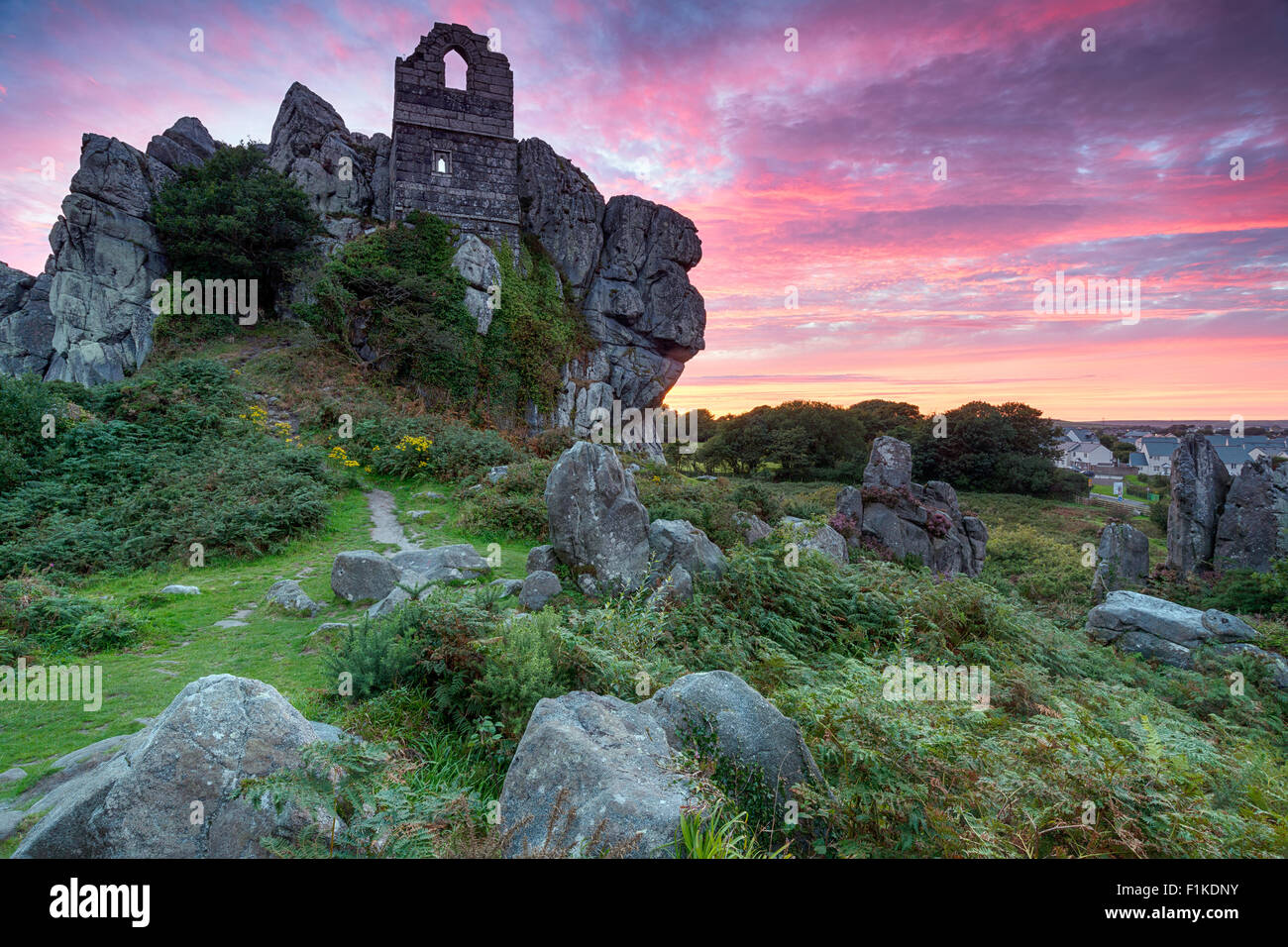 Dramatischen Sonnenuntergang Himmel über Roche Felsen thront die Ruinen einer alten Kapelle auf einem Felsvorsprung des Granits bei Roche in der Nähe von St Auste Stockfoto