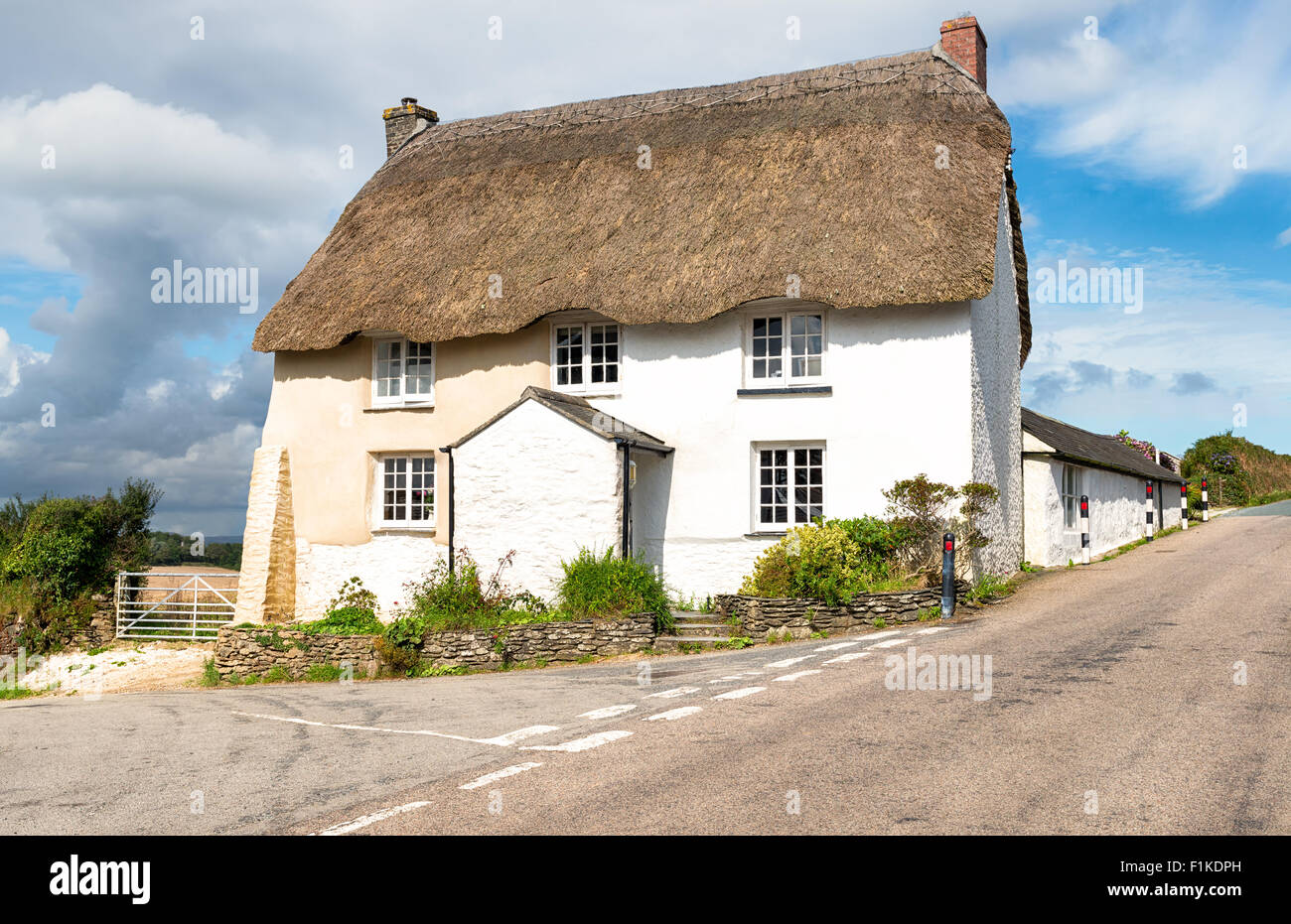 Ein traditionelles Reetdachhaus auf der Halbinsel Roseland in Cornwall Stockfoto