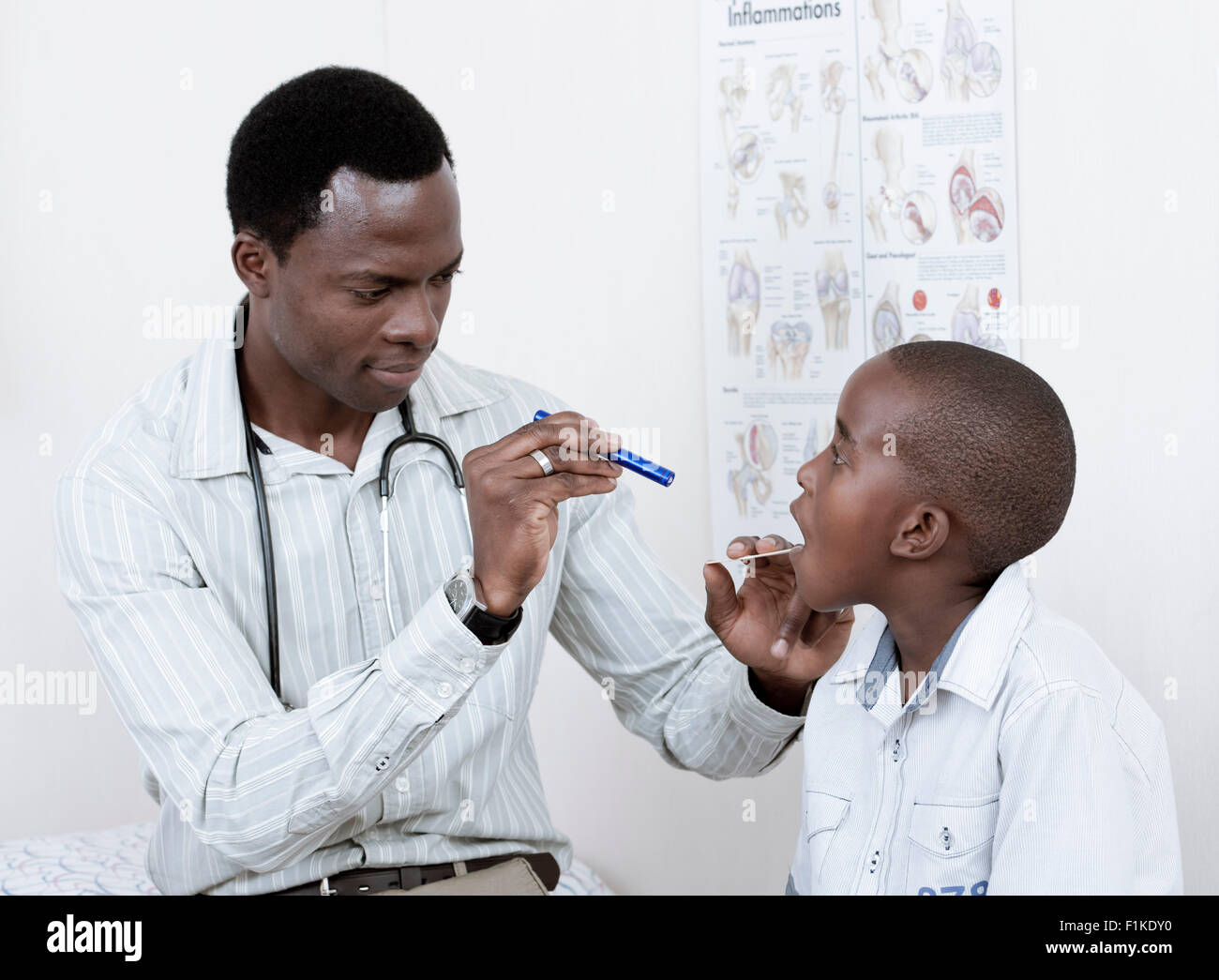 Arzt untersuchen männlichen afrikanischen Kindes in ein Arztzimmer Stockfoto