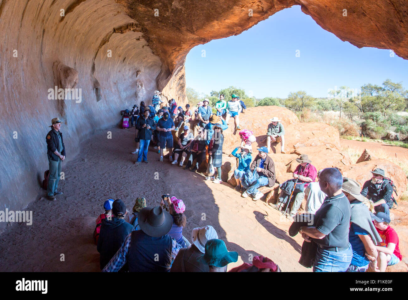 Ein Parkranger spricht mit Touristen auf dem Mala Walk an einem klaren Wintermorgen in Northern Territory, Australien Stockfoto