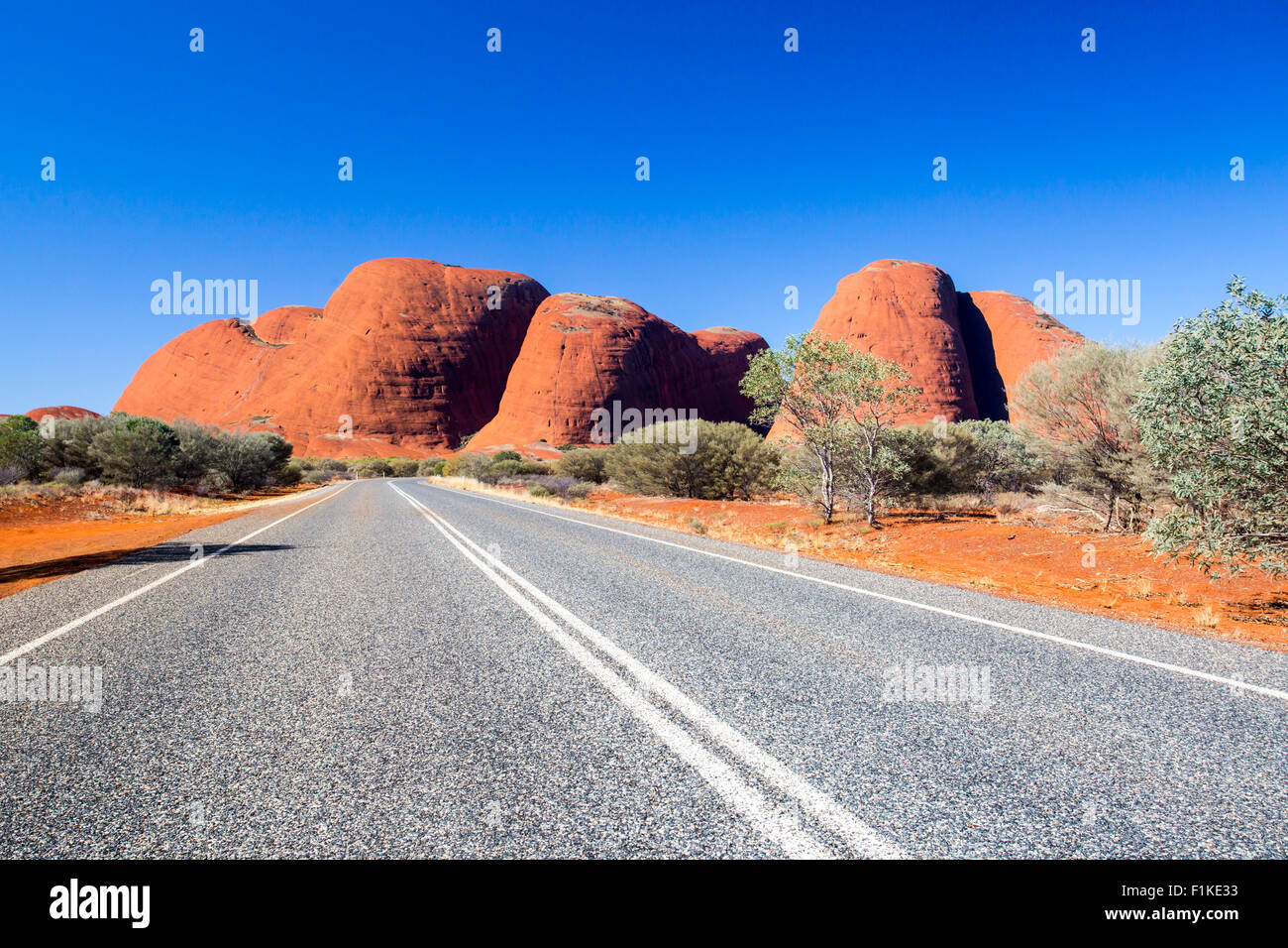 Die Olgas und den nahe gelegenen Straßenbild im Northern Territory, Australien Stockfoto
