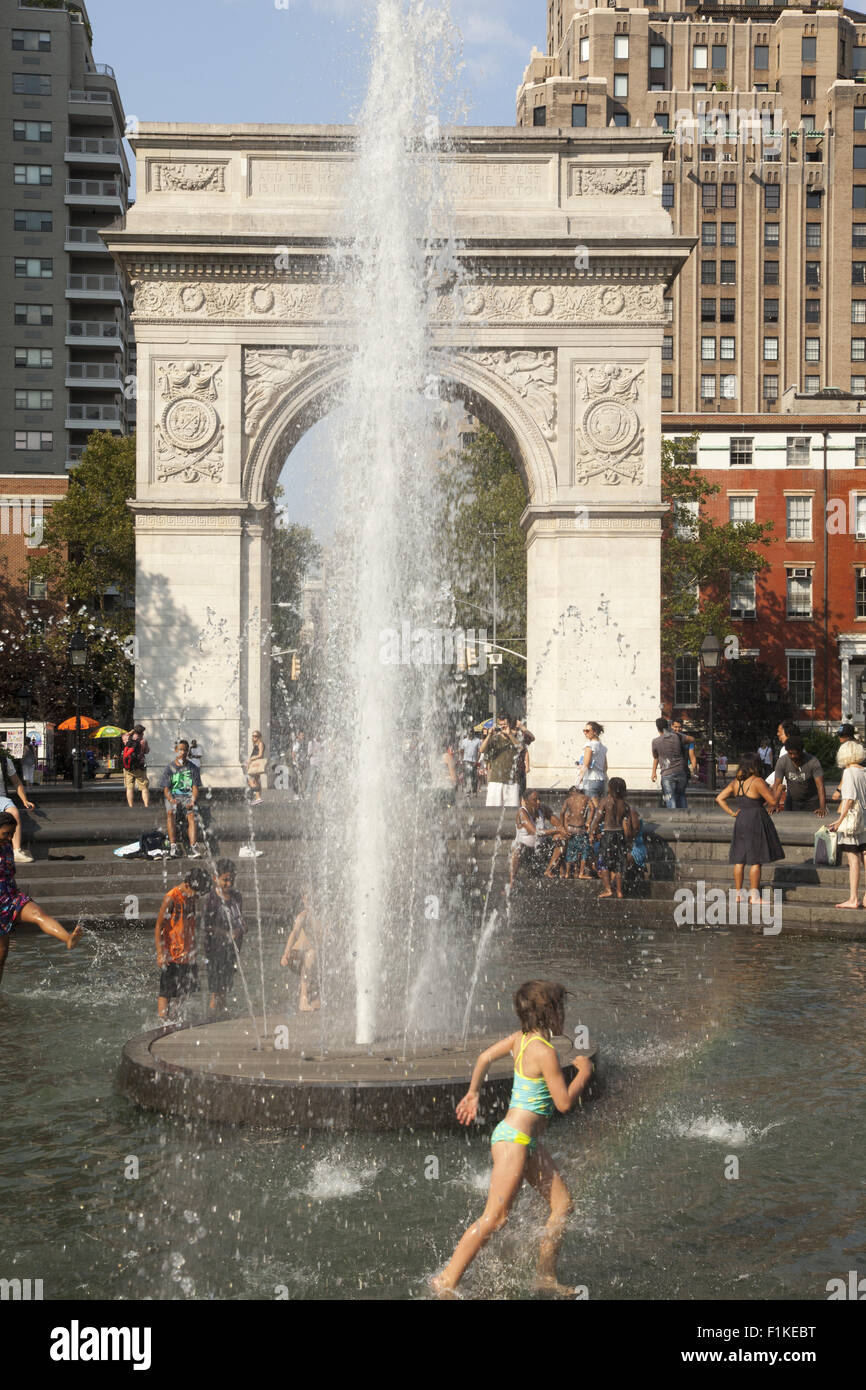 Abkühlung im Brunnen am Washington Square an einem heißen Sommertag in Manhattan; NEW YORK CITY. Stockfoto