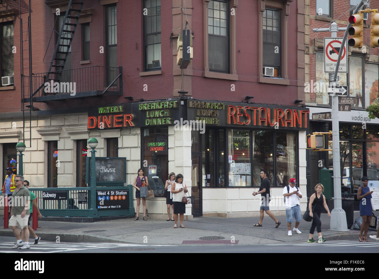 Das ikonische Waverly Diner Restaurant in Greenwich Village an der 6th Avenue und Waverly Place ist 24 Stunden. ein Tag. Stockfoto