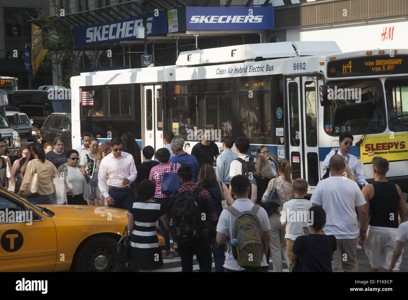 Es gibt immer ein Stau von Fußgängern, Autos und Busse an der 5th Avenue und 42nd Street im Herzen von Manhattan. Stockfoto