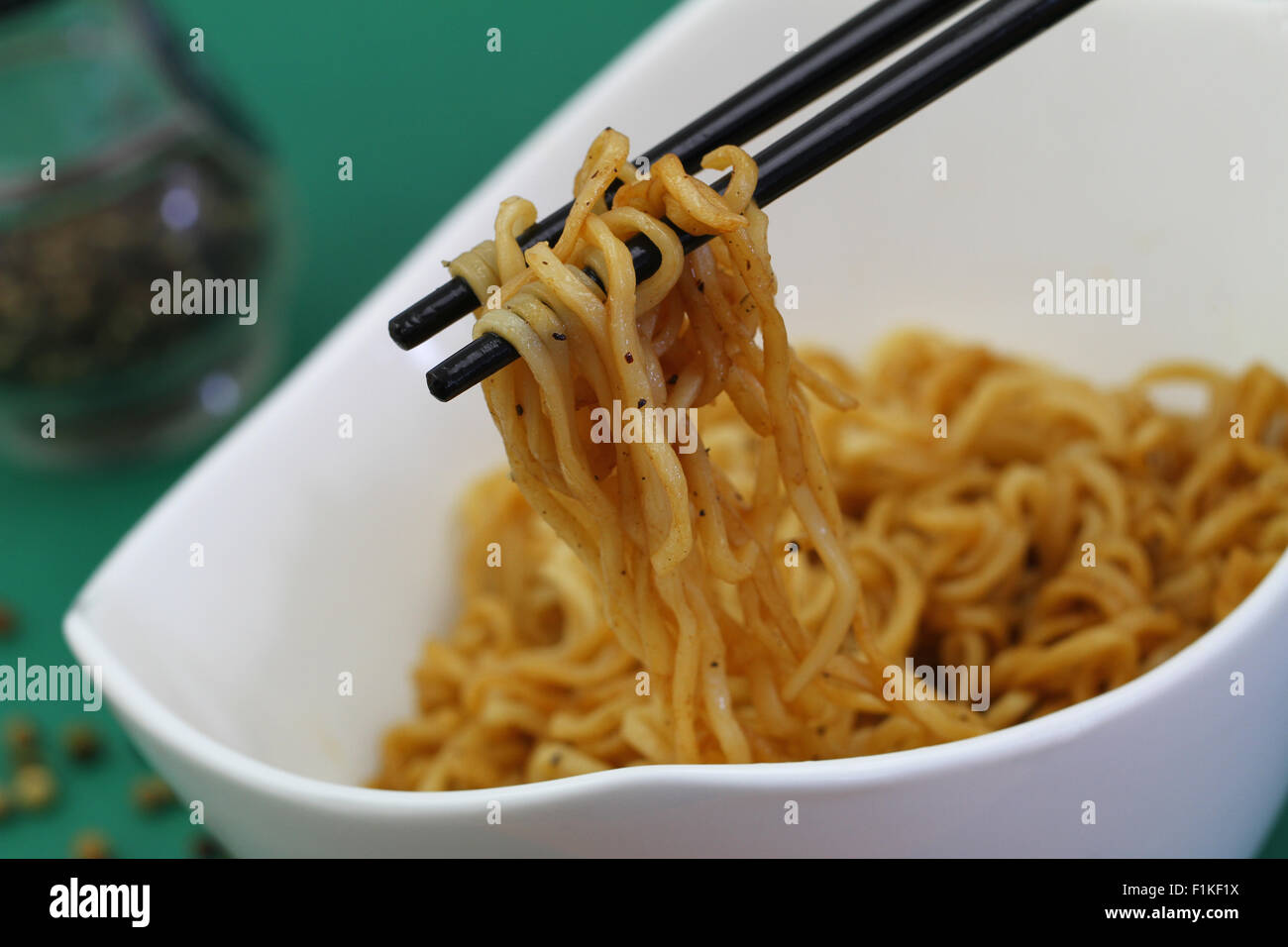 Chinesische Nudeln auf Essstäbchen, Nahaufnahme Stockfoto