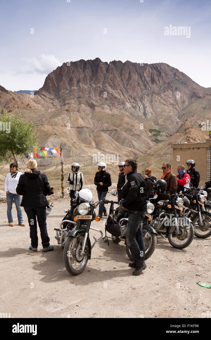 Indien, Jammu & Kaschmir, Kargil Leh Highway, Budkharbu, Gruppe von Royal Enfield-Enthusiasten auf geführte Motorrad-Tour Stockfoto