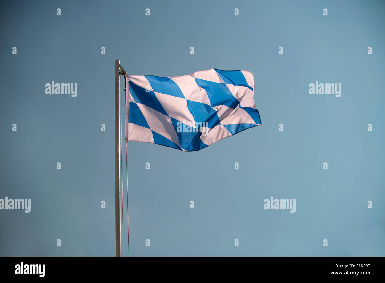 Bayerische Flagge vor einem blauen Himmel Stockfoto