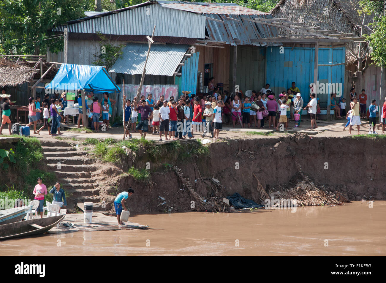 Menschen versammelten sich auf Ankunft der Fähre am belebten Dschungel Port von Urarinas entlang des Amazonas in Peru Stockfoto