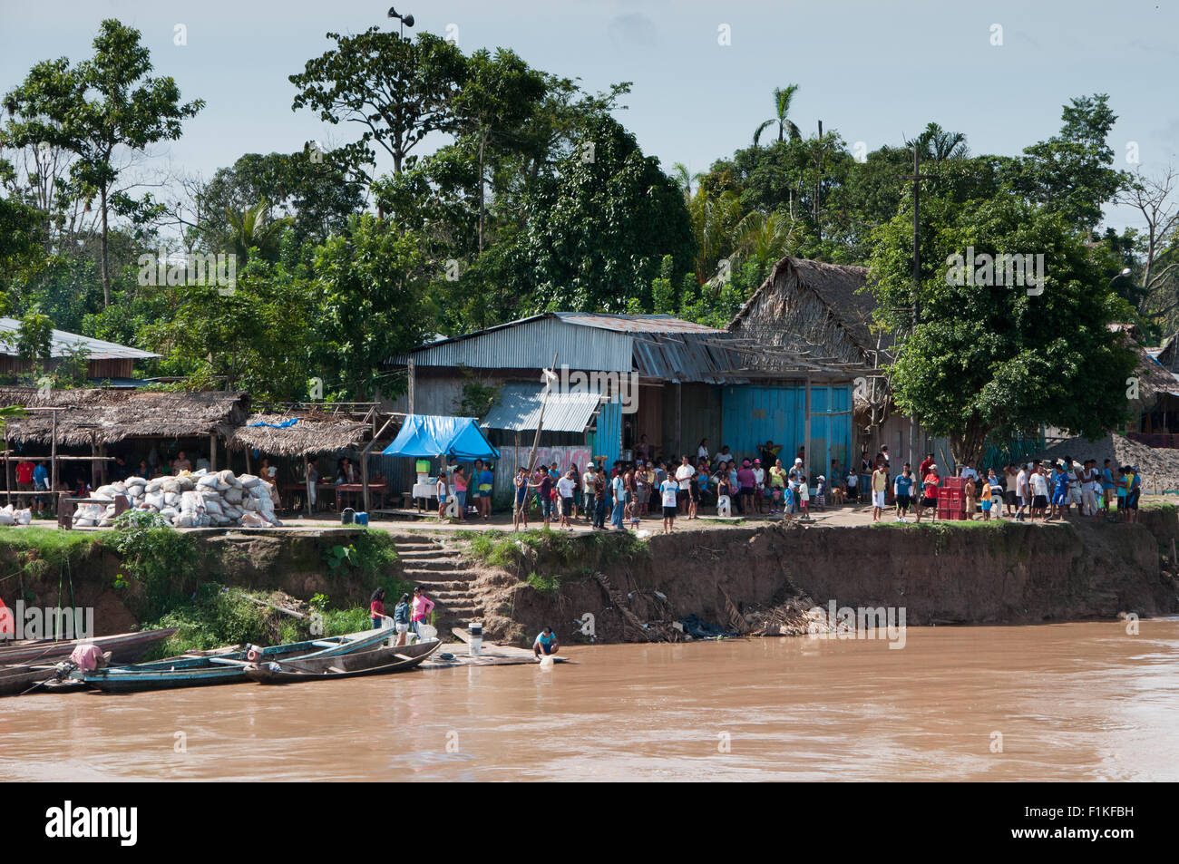 Lokale Leute versammelten sich im geschäftigen Hafen am Fluss Maranon des peruanischen Amazonas Stockfoto