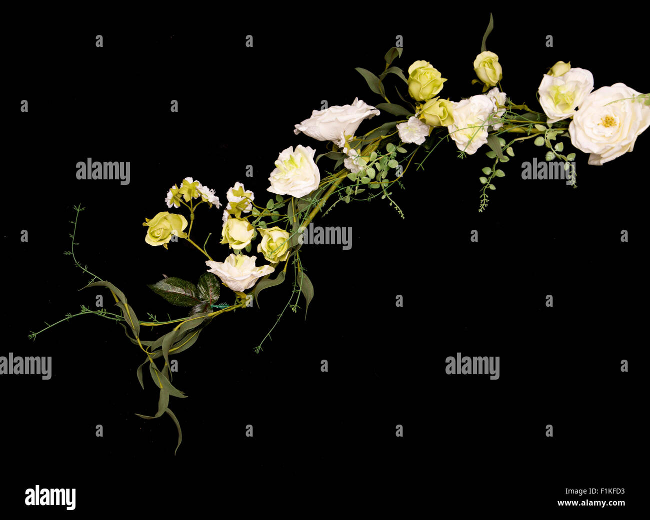 weiße Hochzeit-künstliche Blumen Girlande Ausschnitt Stockfoto