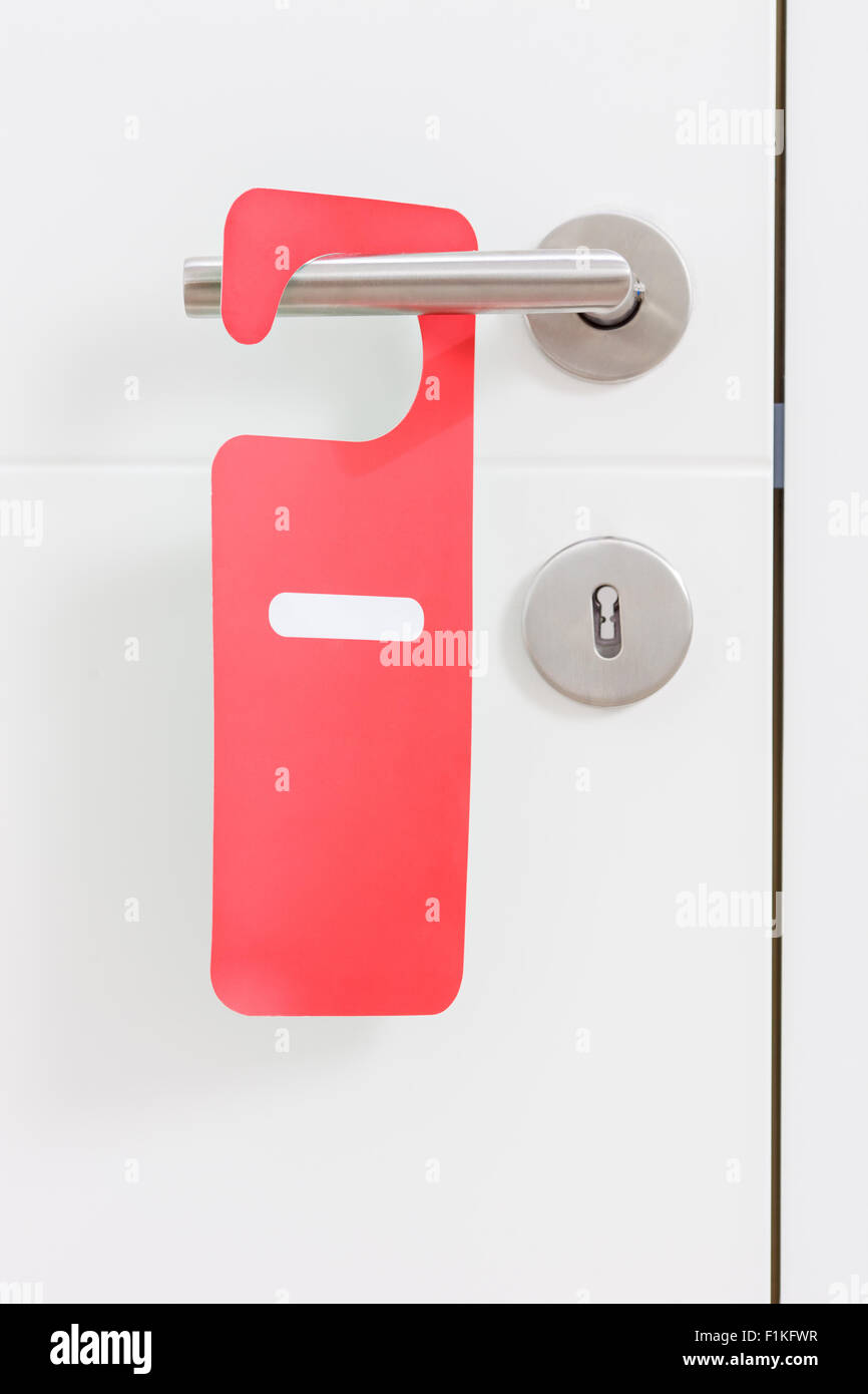 Close-up auf einem Metallgriff eine weiße Tür mit einem roten Etikett drauf nicht stören Stockfoto