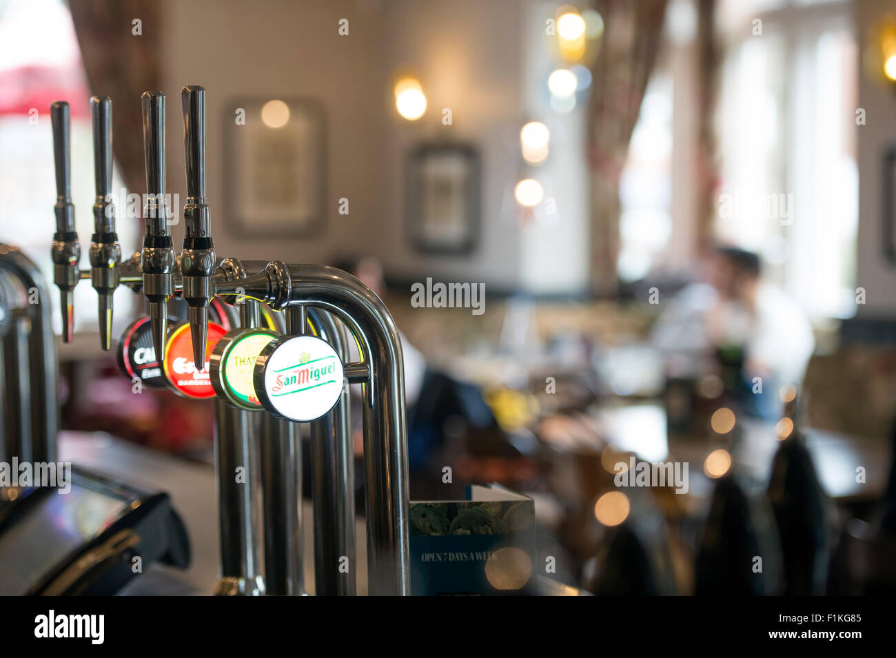 Eine Reihe von Zapfanlagen während einer Mittagspause in einem Pub UK Stockfoto