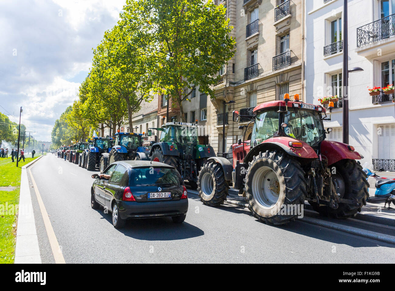 Paris, Frankreich. Französische Landwirte Demonstration mit 1000 Traktoren, Traktoren auf Straße geparkt Stockfoto