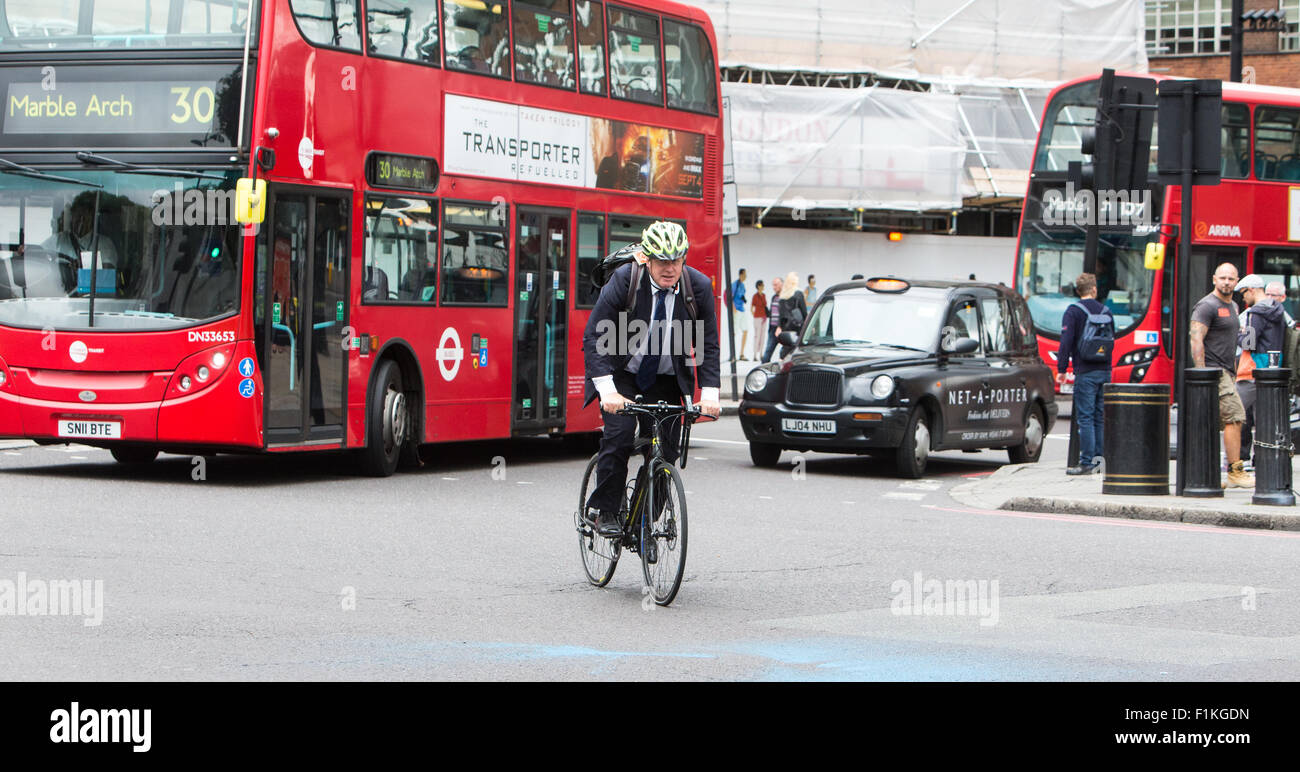 Bürgermeister von London, Boris Johnson, startet das sicherere Radfahren Schema von LKW sicherer machen Stockfoto