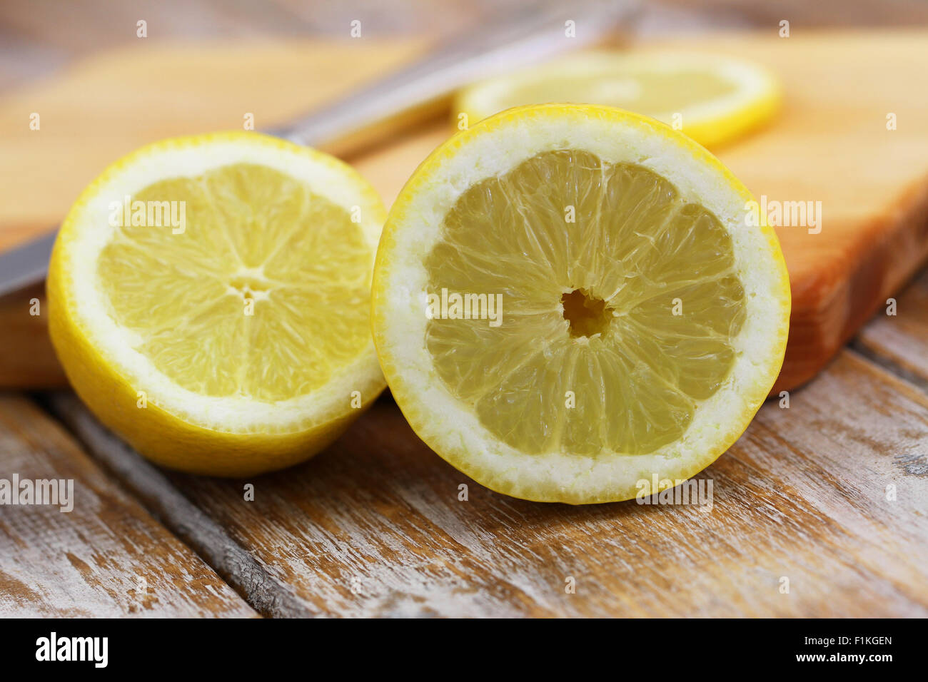Eine halbe Zitrone gelehnt Holzbrett Stockfoto