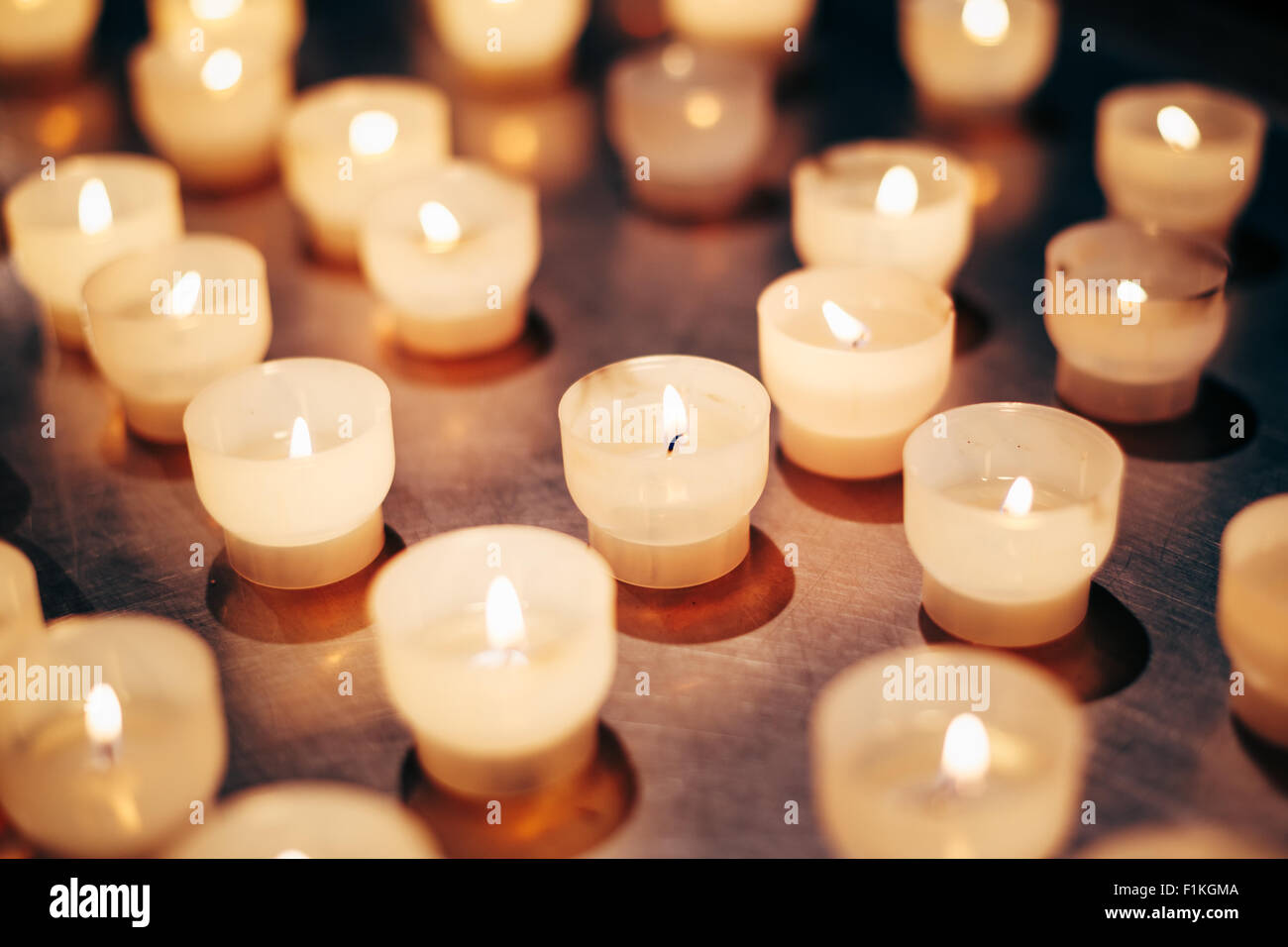 Gruppe von Kerzen In der Kirche. Kerzen heller Hintergrund. Kerzenflamme in der Nacht. Stockfoto