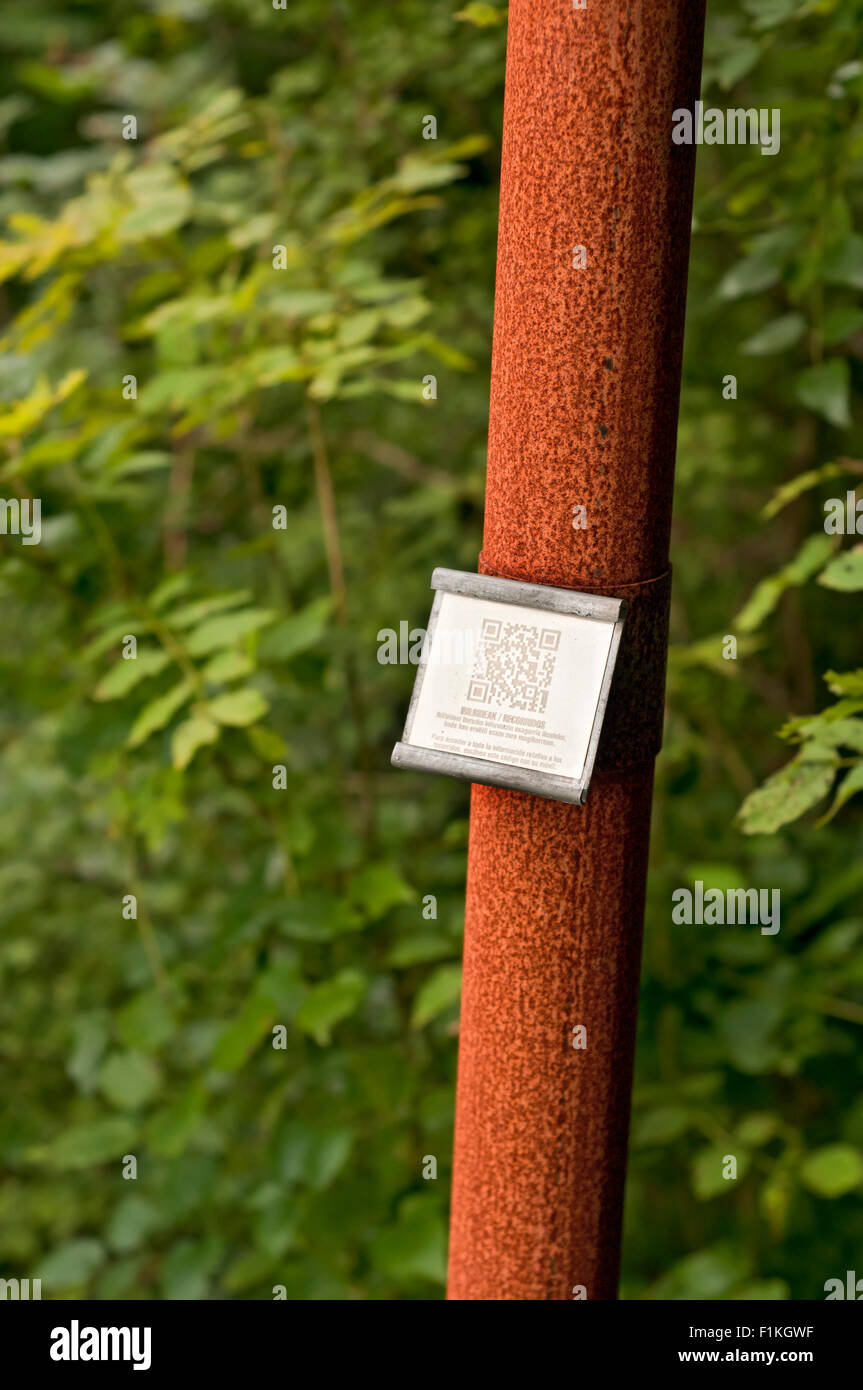 QR-Code in ein Wegweiser für eine Bergstrecke auf Ernio. Alikza. Gipuzkoa. Baskisches Land. Stockfoto