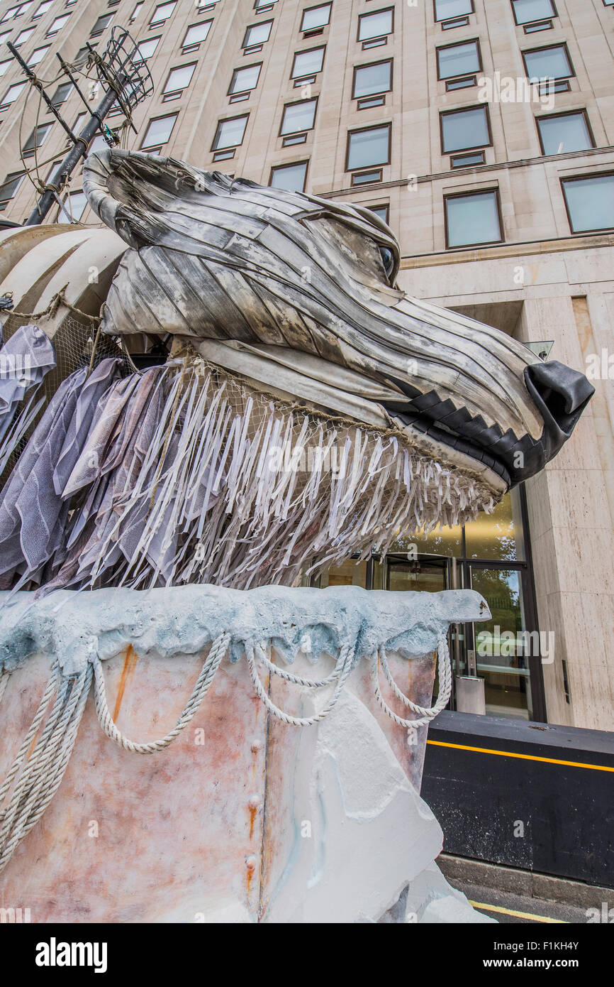 London, UK. 3. September 2015. Greenpeace bringt seine riesigen Animatronic Eisbär, Aurora, um Contine seine arktischen Protest gegen Shell Erdölbohrung in einem sehr fragilen Umfeld.  Die riesige mechanisch betriebenen Bär befindet sich außerhalb der Shell-HQ auf der Southbank. Bildnachweis: Guy Bell/Alamy Live-Nachrichten Stockfoto