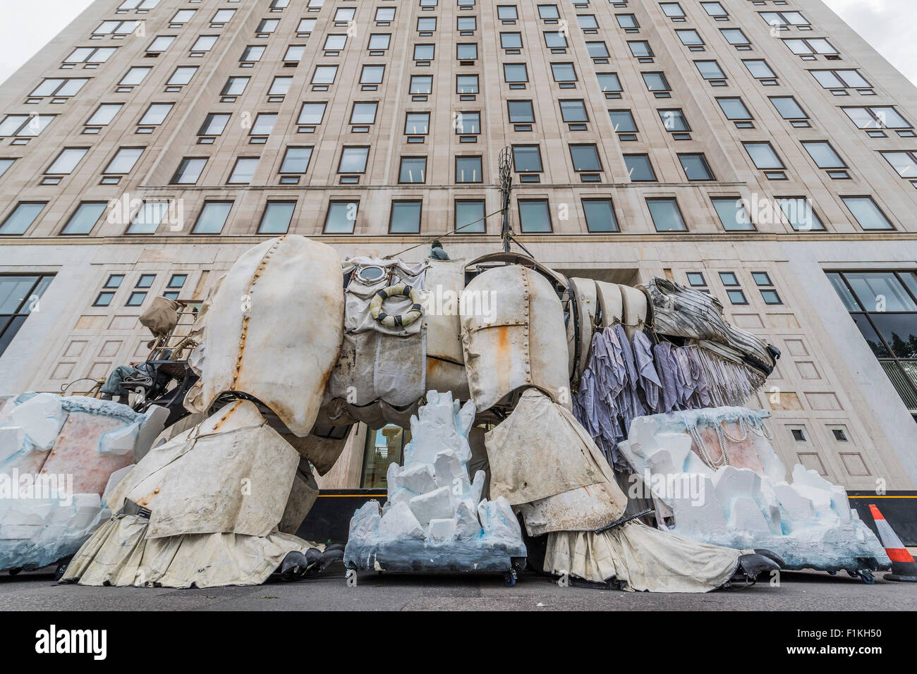 London, UK. 3. September 2015. Greenpeace bringt seine riesigen Animatronic Eisbär, Aurora, um Contine seine arktischen Protest gegen Shell Erdölbohrung in einem sehr fragilen Umfeld.  Die riesige mechanisch betriebenen Bär befindet sich außerhalb der Shell-HQ auf der Southbank. Bildnachweis: Guy Bell/Alamy Live-Nachrichten Stockfoto