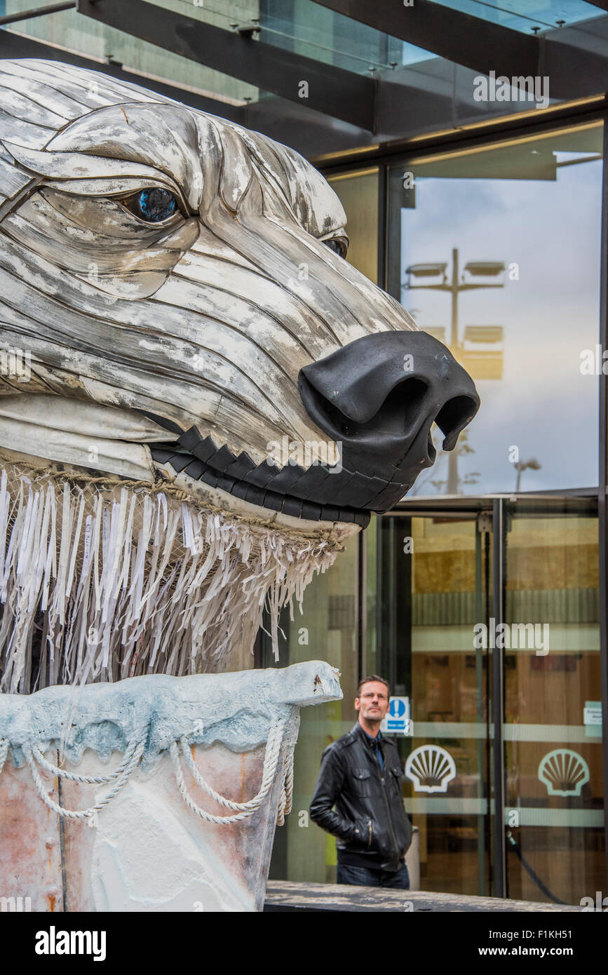 London, UK. 3. September 2015. Greenpeace bringt seine riesigen Animatronic Eisbär, Aurora, um Contine seine arktischen Protest gegen Shell Erdölbohrung in einem sehr fragilen Umfeld.  Die riesige mechanisch betriebenen Bär befindet sich außerhalb der Shell-HQ auf der Southbank. Bildnachweis: Guy Bell/Alamy Live-Nachrichten Stockfoto