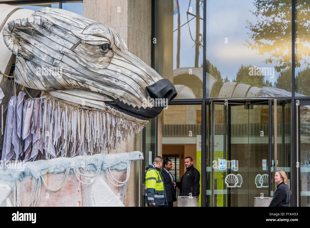 London, UK. 3. September 2015. Greenpeace bringt seine riesigen Animatronic Eisbär, Aurora, um Contine seine arktischen Protest gegen Shell Erdölbohrung in einem sehr fragilen Umfeld.  Die riesige mechanisch betriebenen Bär befindet sich außerhalb der Shell-HQ auf der Southbank. Bildnachweis: Guy Bell/Alamy Live-Nachrichten Stockfoto