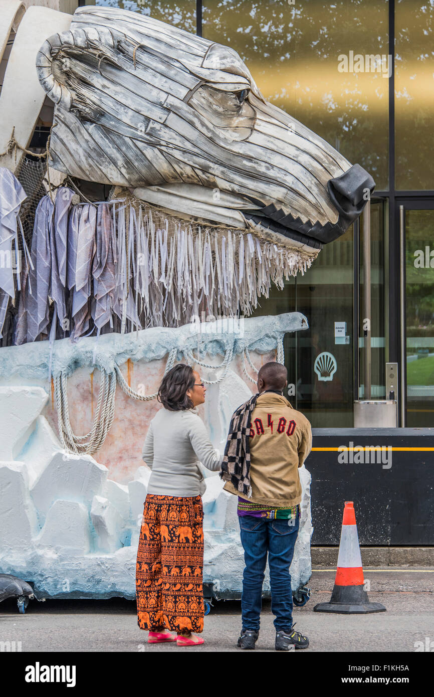 London, UK. 3. September 2015. Greenpeace bringt seine riesigen Animatronic Eisbär, Aurora, um Contine seine arktischen Protest gegen Shell Erdölbohrung in einem sehr fragilen Umfeld.  Die riesige mechanisch betriebenen Bär befindet sich außerhalb der Shell-HQ auf der Southbank. Bildnachweis: Guy Bell/Alamy Live-Nachrichten Stockfoto